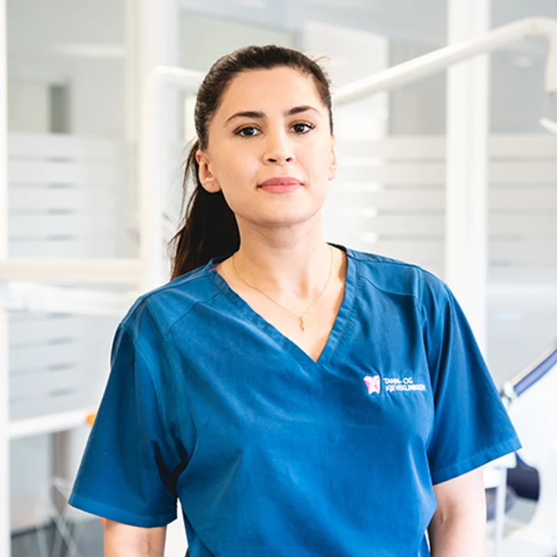 Tannlege Halima Safi ved Tann- og kjeveklinikken
