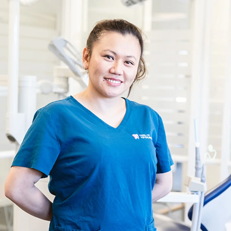 Tannlegesekretær Joyce Cabusao ved Tann- og kjeveklinikken