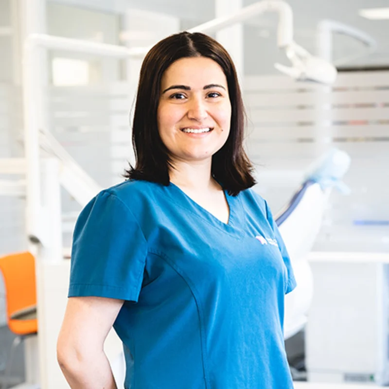 Tannlege — spesialkompetanse i implantatprotetikk Parwana Naimy ved Tann- og kjeveklinikken